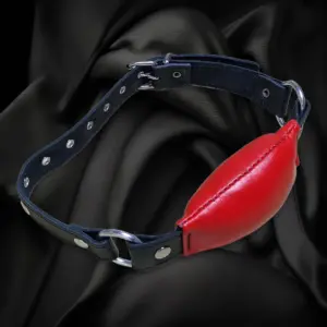 Rotes Mundstück in Lippenform mit schwarzem Riemen und Metallschnalle