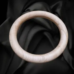 Ronde houten ring gemaakt van esdoornhout