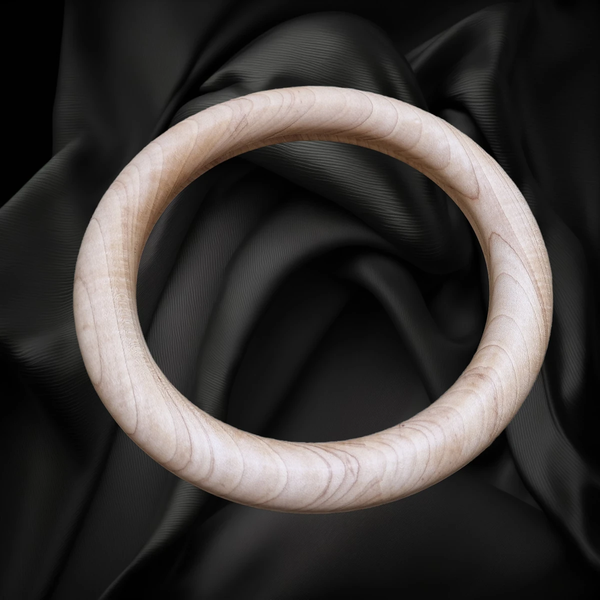 Anillo redondo de madera de arce.
