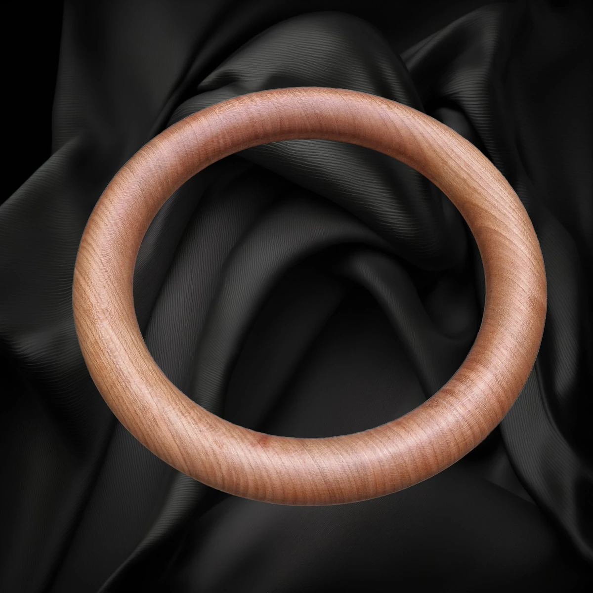 Anillo redondo de madera de cerezo.