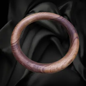 Ronde houten ring gemaakt van walnoothout