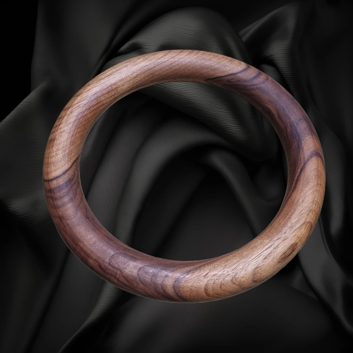 Anillo redondo de madera de nogal