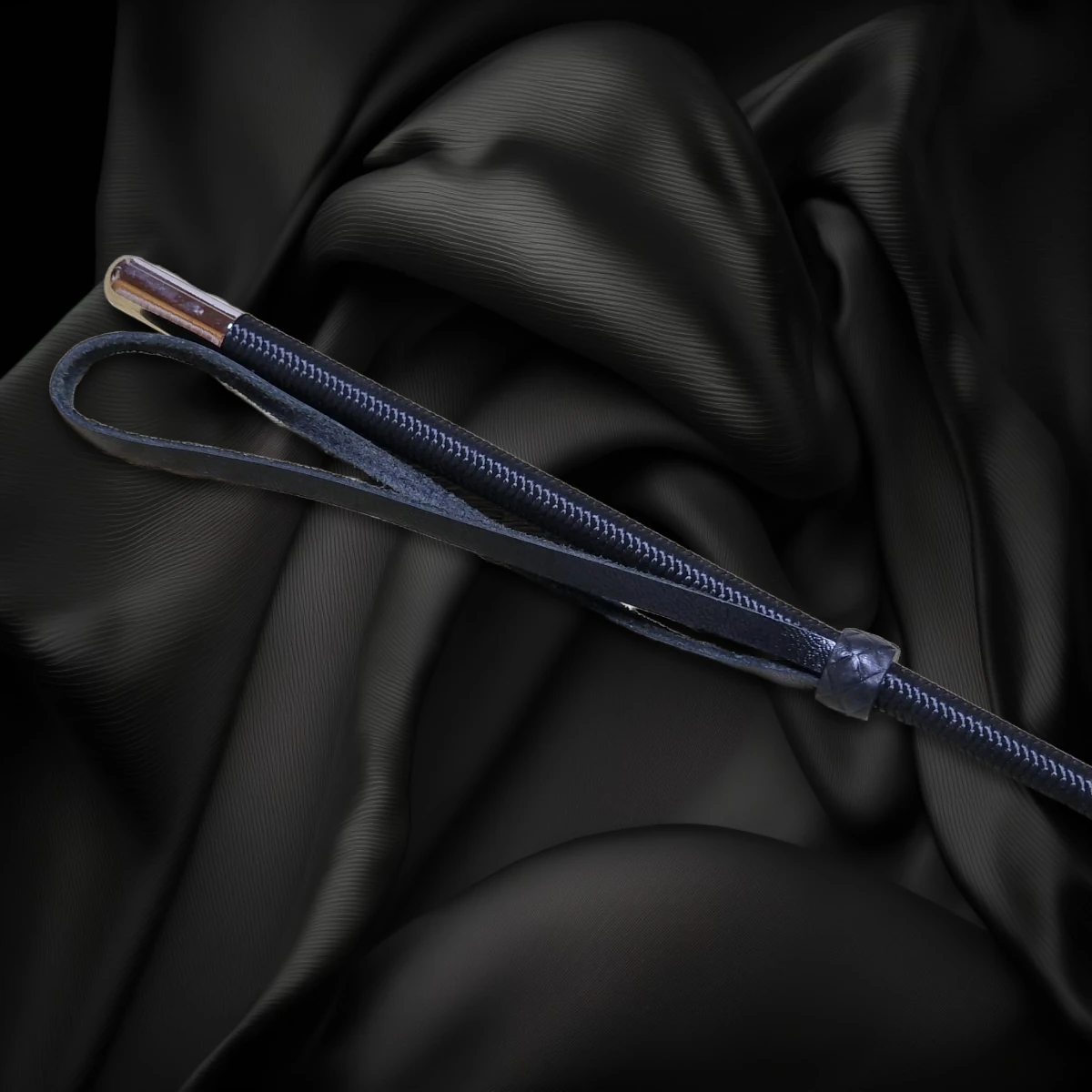 Chicote de montaria clássico 3 Schwarze klassische Gerte mit Schlaufe – Detailansicht