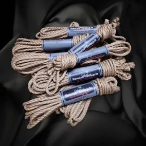 Corda di iuta standard da 6 mm; 10 × 8 m e 2 × 4 m, confezionata con fascetta
