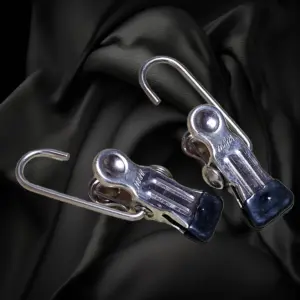 Silberfarbene Metallklemme mit langem Drahtbügel