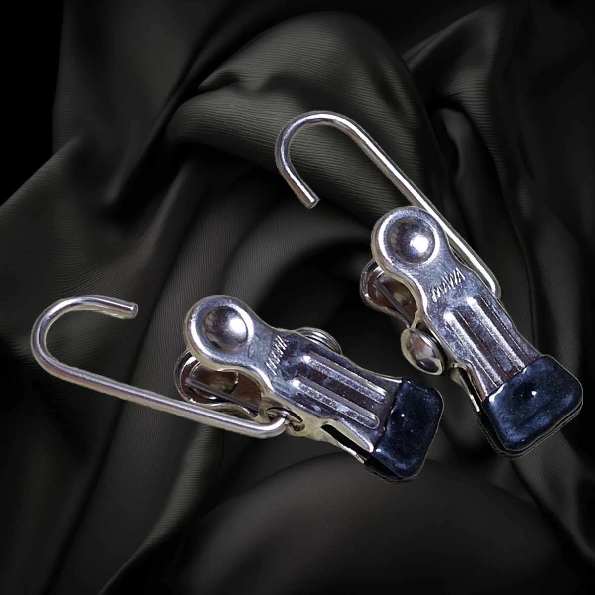Silberfarbene Metallklemme mit langem Drahtbügel