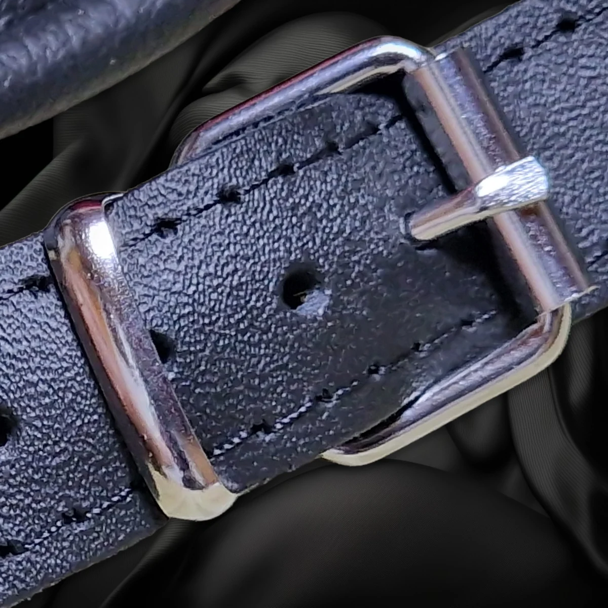 Leather gag with inner ball 2 Metallschnalle und Lochung eines schwarzen Riemens