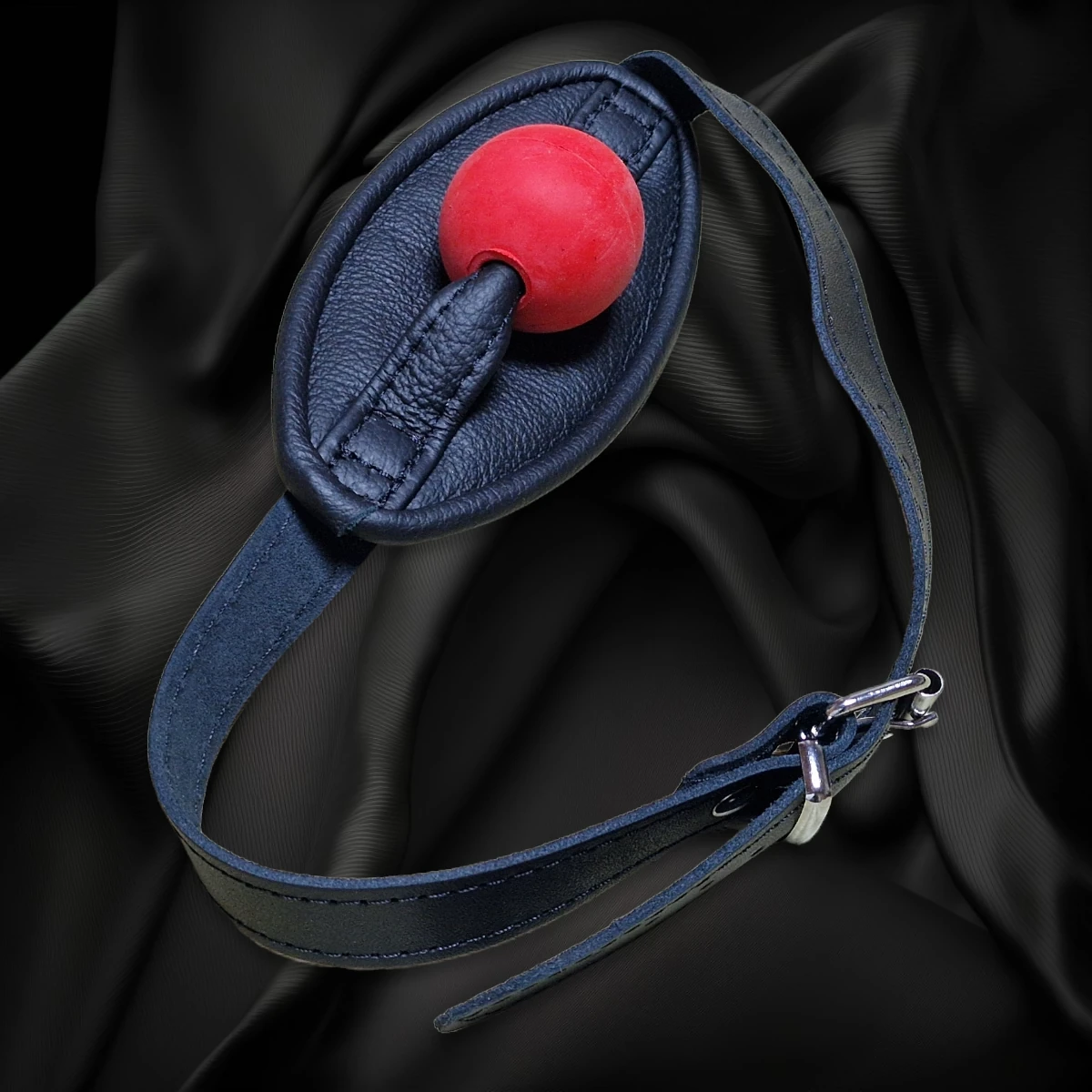 Leather gag with inner ball 1 Rote Kugel in schwarzer Polsterung mit verstellbarem Riemen