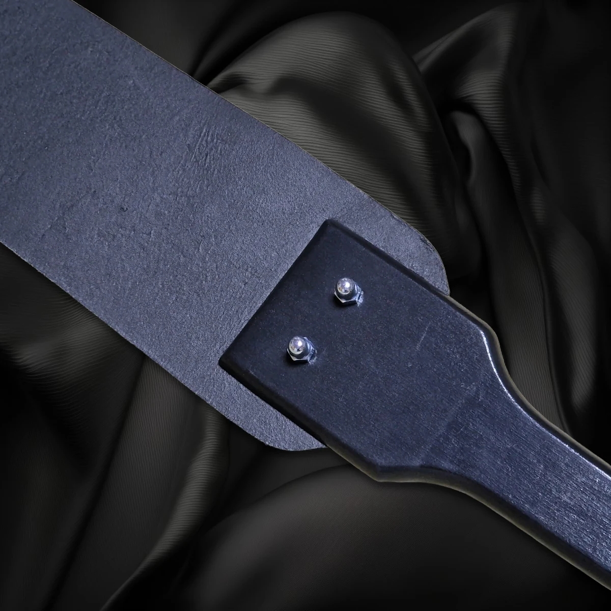Schwarzes Lederpaddel mit Griff und Handschlaufe – weitere Ansicht