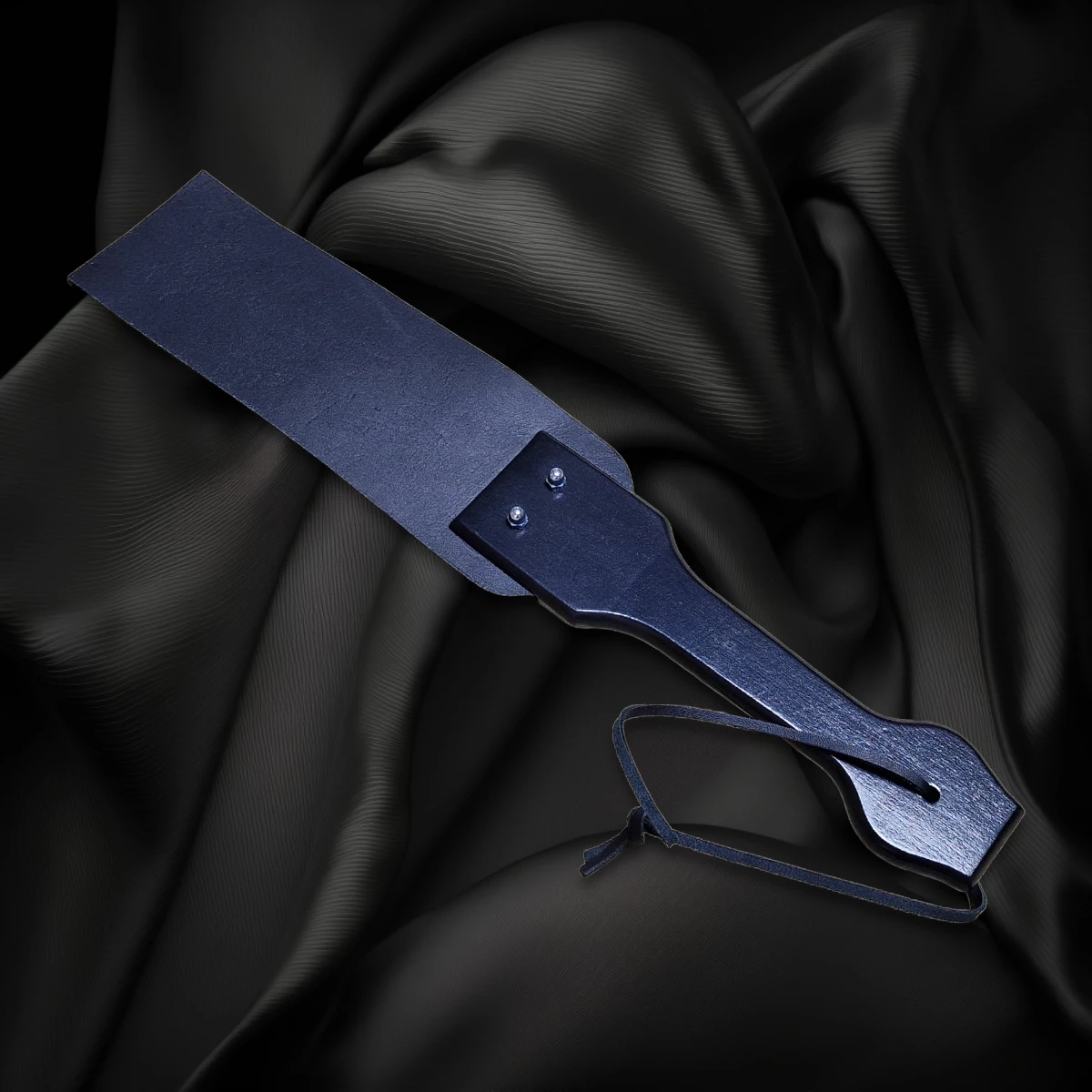 Schwarzes flaches Lederpaddel mit Griff und Handschlaufe