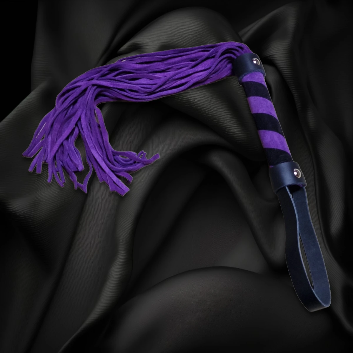 Violette Striemenpeitsche mit violett-schwarz umwickeltem Griff