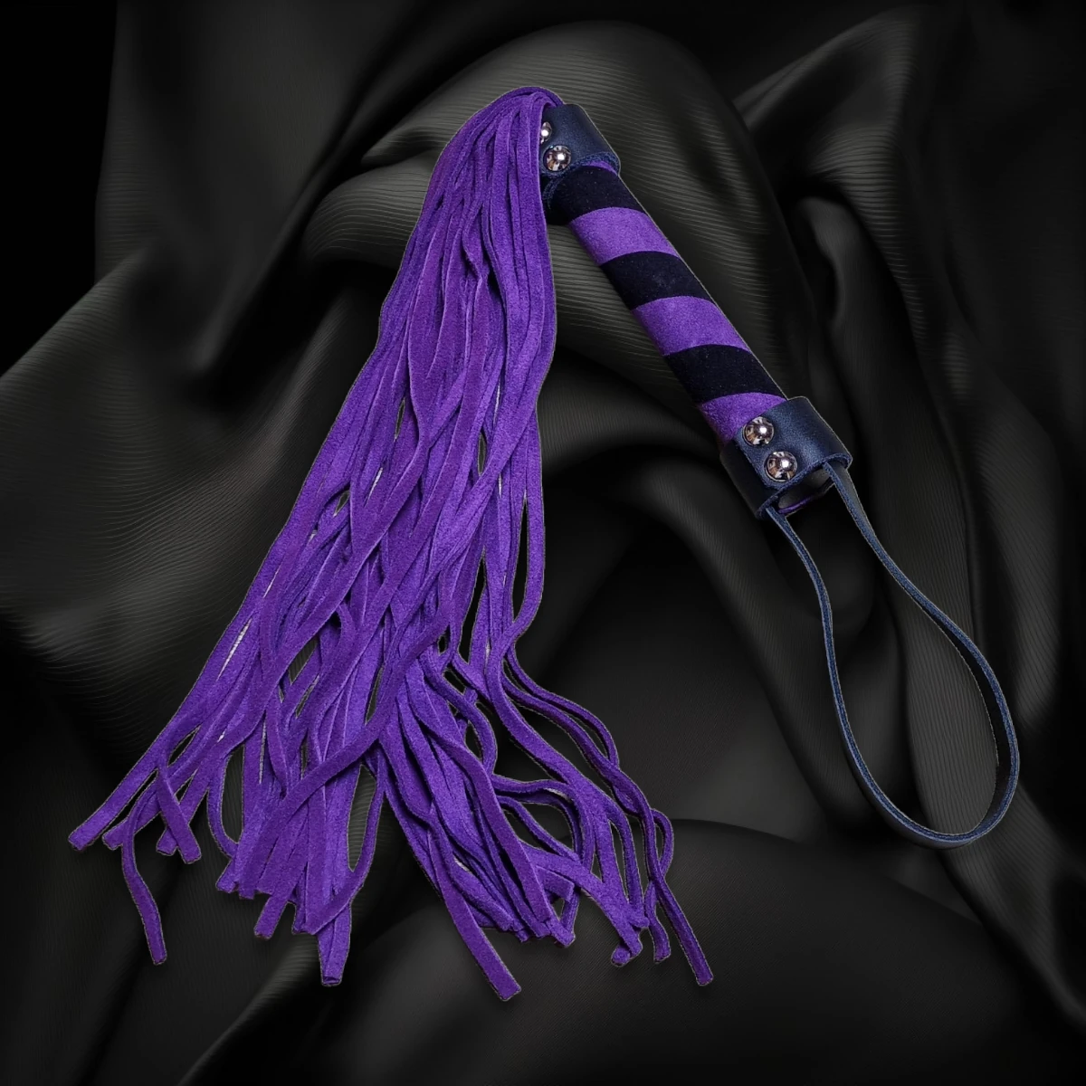 Violette Striemenpeitsche mit violett-schwarz umwickeltem Griff