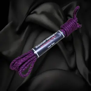 Linen hemp ropes, colored, 20 Berry-colored linen hemp rope, 5 mm in diameter and 4 m long, bundled with a band.