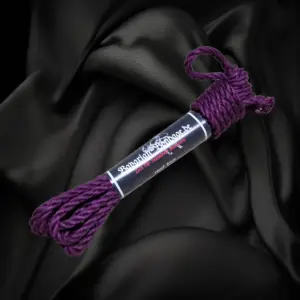 Linen hemp ropes, colored, 24 Berry-colored linen hemp rope, 6 mm in diameter and 4 m long, bundled with a band.