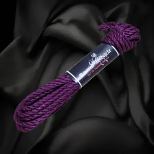 Berry-colored linen hemp rope, 6 mm in diameter and 8 m long, bundled with a band.