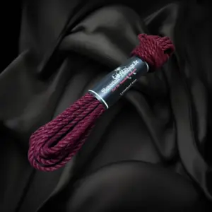 Corde en lin et chanvre rouge foncé, de 6 mm de diamètre et de 8 m de long, attachée avec une bande.