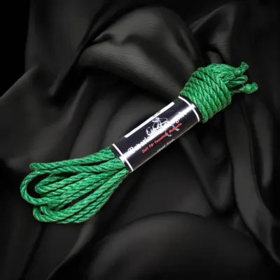 Green linen hemp rope, 6 mm in diameter and 8 m long, bundled with a band.