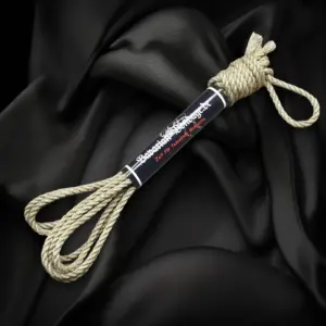 Natural-colored linen hemp rope, 4 mm in diameter and 4 m long, bundled with a band.