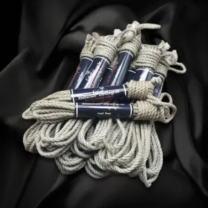 Set di corde in lino e canapa di colore naturale, con diametro di 5 mm, composto da dieci corde da 8 m ciascuna e due da 4 m ciascuna, legate insieme con una fascetta.