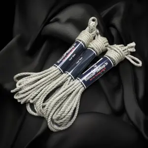 Set di corde in lino e canapa di colore naturale, con diametro di 5 mm e composto da tre corde da 8 m ciascuna, legate insieme con una fascetta.