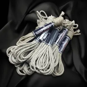 Set di corde in lino e canapa di colore naturale, con diametro di 5 mm, composto da sette corde da 8 m ciascuna e due da 4 m ciascuna, legate insieme con una fascetta.