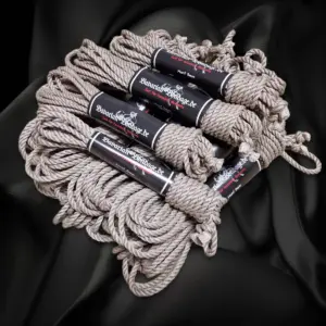 Set di corde in lino e canapa di colore naturale, con diametro di 5 mm, composto da dieci corde da 8 m ciascuna e due da 4 m ciascuna, legate insieme con una fascetta.