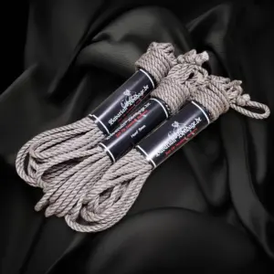 Set di corde in lino e canapa di colore naturale, con diametro di 5 mm e composto da tre corde da 8 m ciascuna, legate insieme con una fascetta.