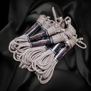 Set di corde in lino e canapa di colore naturale, con diametro di 5 mm, composto da sette corde da 8 m ciascuna e due da 4 m ciascuna, legate insieme con una fascetta.