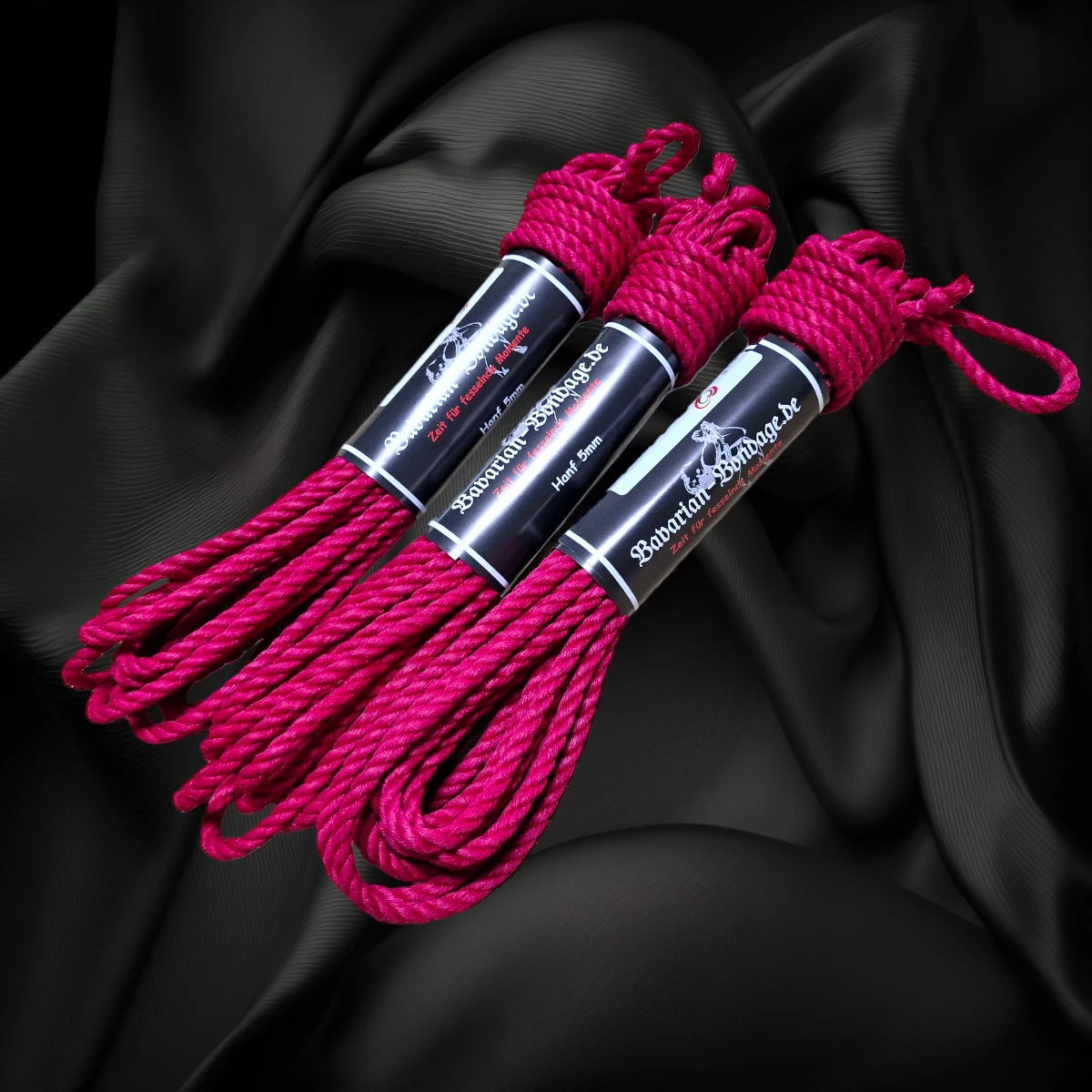 Pinkfarbenes Leinenhanfseil-Set mit 5 mm Durchmesser, drei Seilen à 8 m, mit Banderole gebündelt