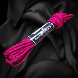 Pinkfarbenes Leinenhanfseil mit 6 mm Durchmesser und 8 m Länge, mit Banderole gebündelt