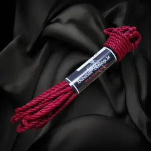Corde de lin et de chanvre rouge, de 5 mm de diamètre et de 8 m de long, enroulée avec une bande.