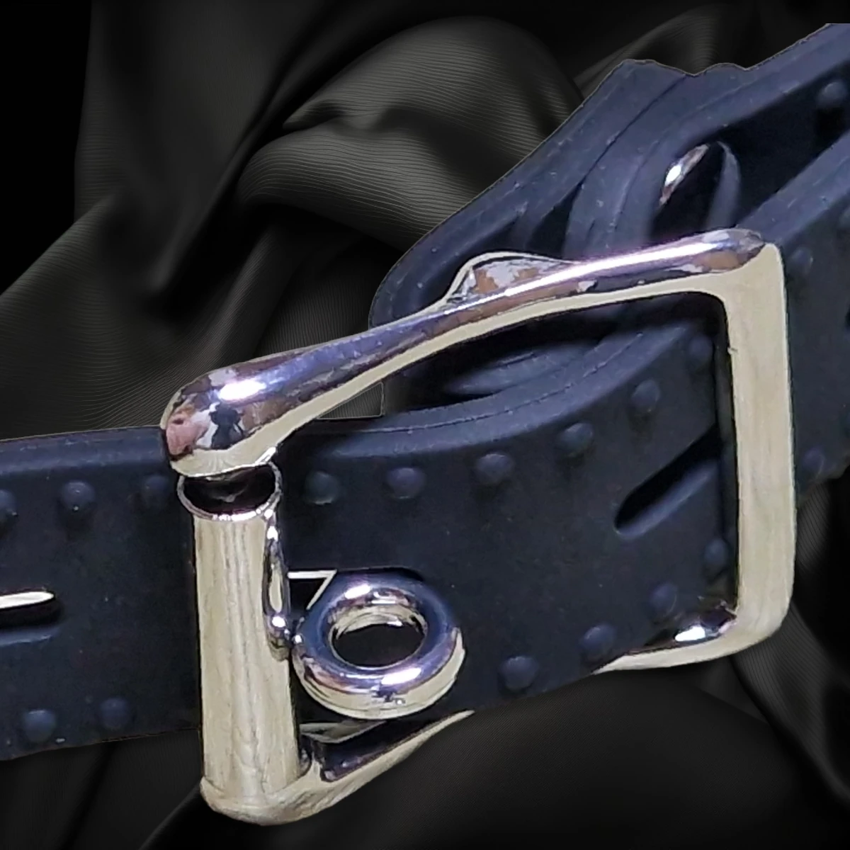 Silicone toggle O-ring 2 Metallring und Schnalle am schwarzen Riemen eines Ringknebels