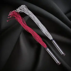 Lange Seilpeitschen in Rot und Natur mit Metallgriffen