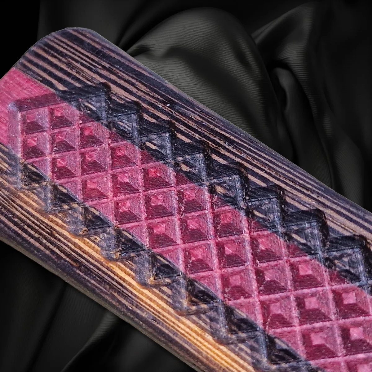 Paddel i ädelträdesign wenge-amarant 31 Wenge-Amaranth Holzpaddel mit violettem Mittelstreifen – Detailansicht