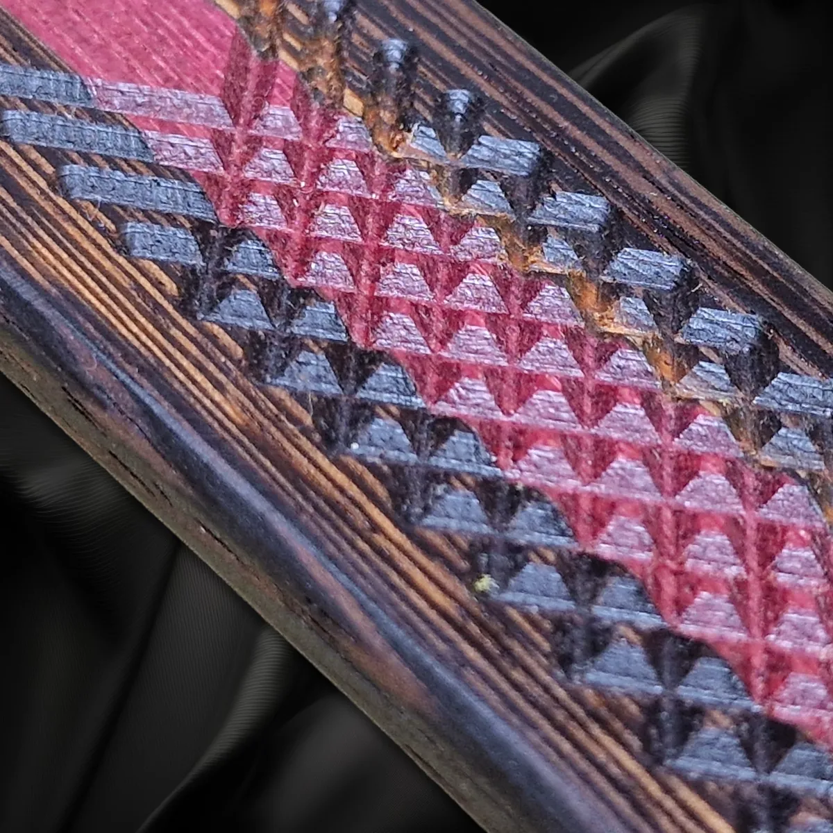 Paddel i ädelträdesign wenge-amarant 30 Strukturierte Oberfläche des Wenge-Amaranth Paddels mit violettem Holzstreifen
