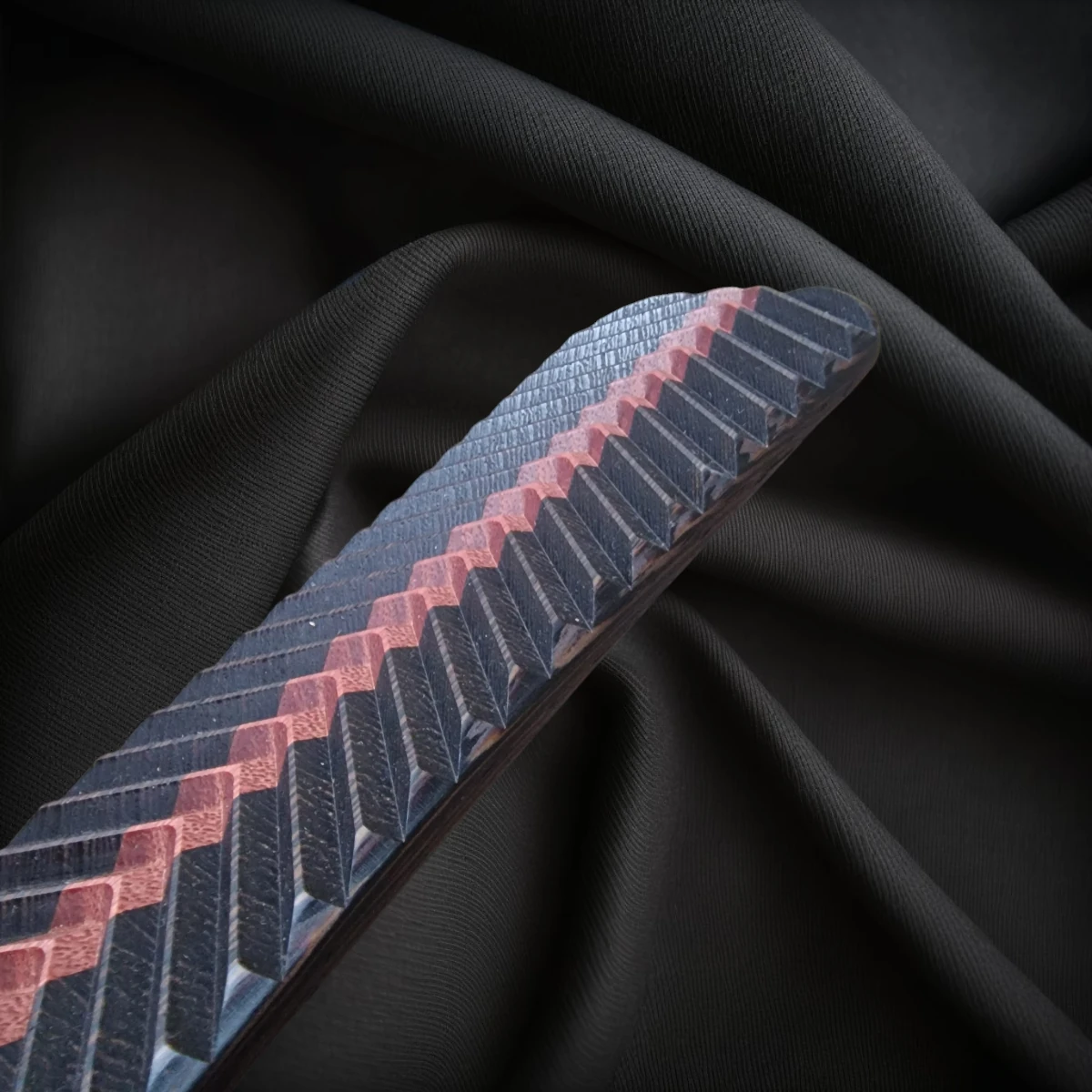 Paddel i ädelträdesign wenge-amarant 33 Riffelmuster auf dunklem Wenge-Amaranth Paddel mit violettem Mittelstreifen
