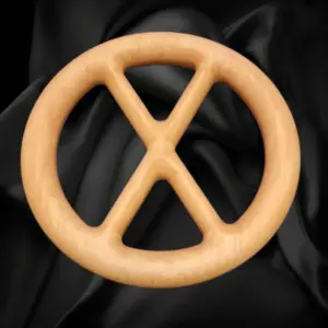 Bondagering Andreaskreuz aus Birnenholz mit mittigem Kreuzsteg und vier Öffnungen auf schwarzem Stoff.