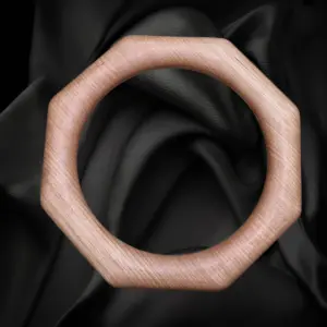 Achthoekige houten ring gemaakt van kersenhout