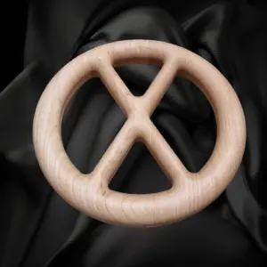 Ronde houten ring van esdoornhout met twee gekruiste binnenste steunbalken.