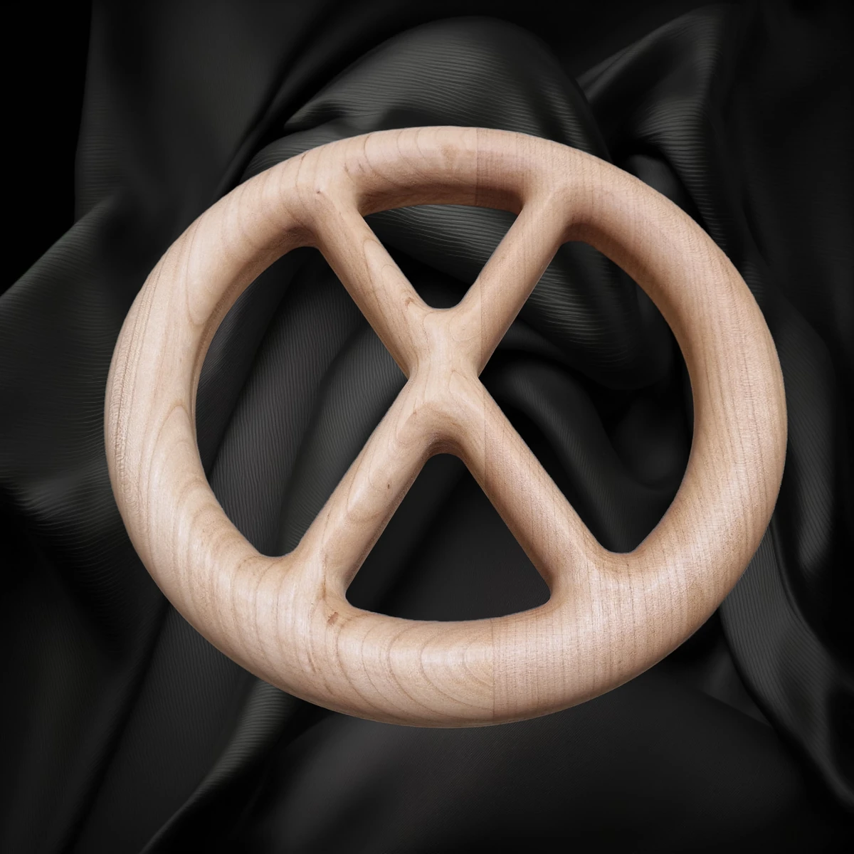 Anillo redondo de madera de arce con dos puntales interiores cruzados.