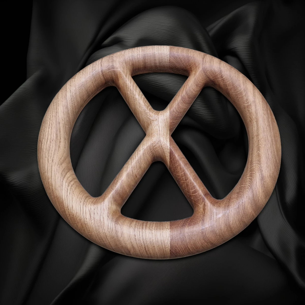 Anillo redondo de madera de roble con dos puntales interiores cruzados.