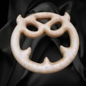 Ronde houten ring van esdoornhout met een uitgesneden duivelmotief.