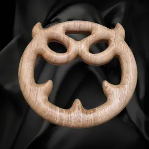Ronde houten ring van eikenhout met een uitgesneden duivelmotief.