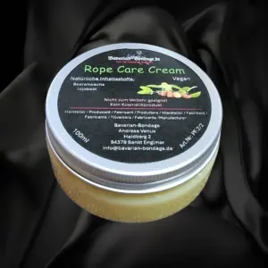 Vegane Rope Care Cream von Bavarian-Bondage im 100-ml-Tiegel mit silbernem Deckel und grüner Beschriftung.