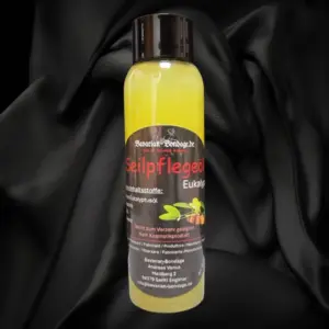 Seilpflegeöl Eukalyptus von Bavarian-Bondage in einer Flasche mit schwarzem Verschluss auf schwarzem Stoff.