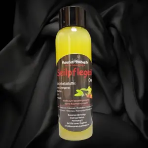 Seilpflegeöl Orange von Bavarian-Bondage in einer Flasche mit schwarzem Verschluss auf schwarzem Stoff.