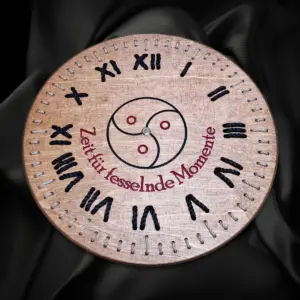 Wanduhr Version 1 aus Birken-Multiplex von Bavarian-Bondage