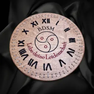 Wanduhr Version 3 aus Birken-Multiplex von Bavarian-Bondage