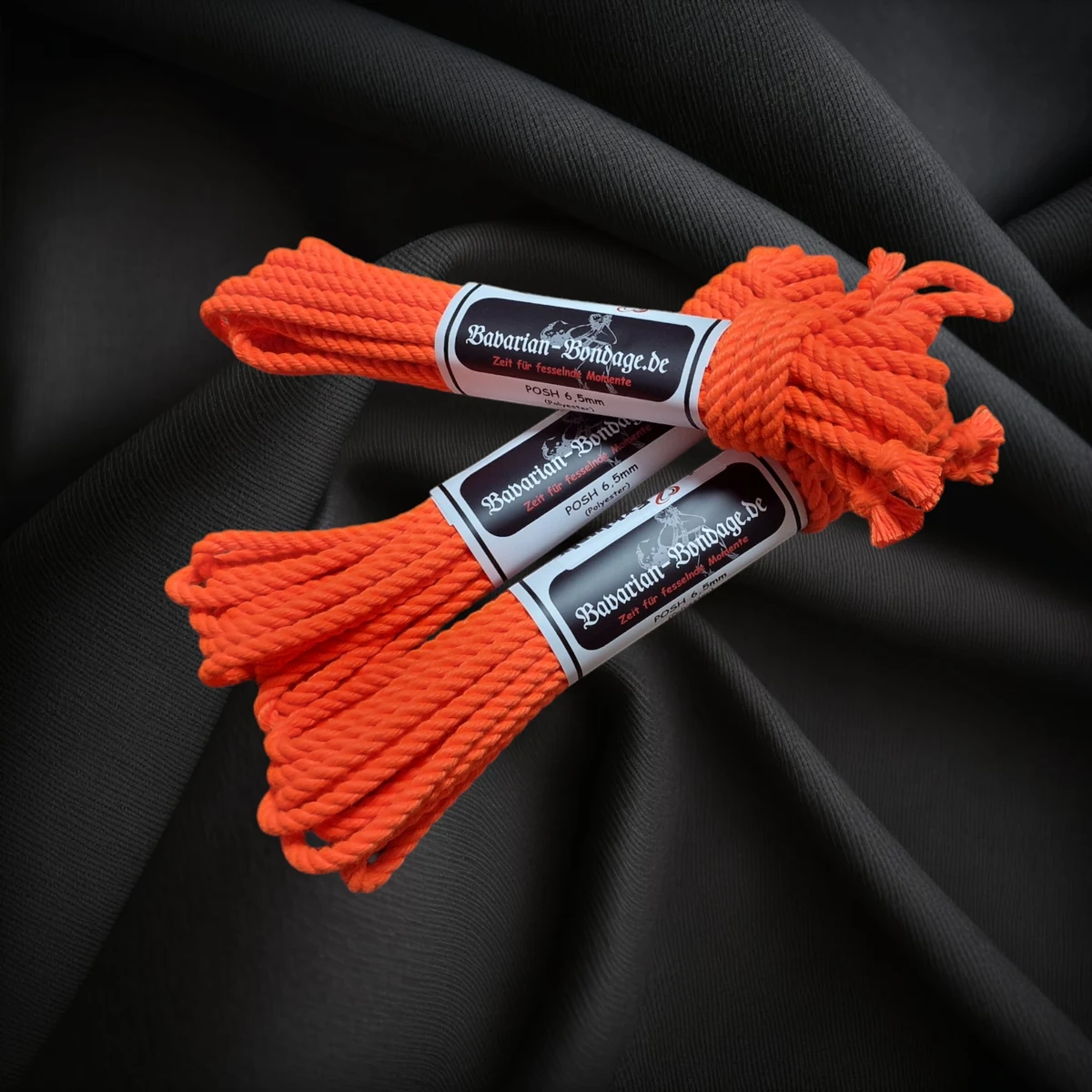 Drei neon-orangefarbene POSH-Ropes aus Polyester in 6,5 mm Stärke mit jeweils 8 m Länge
