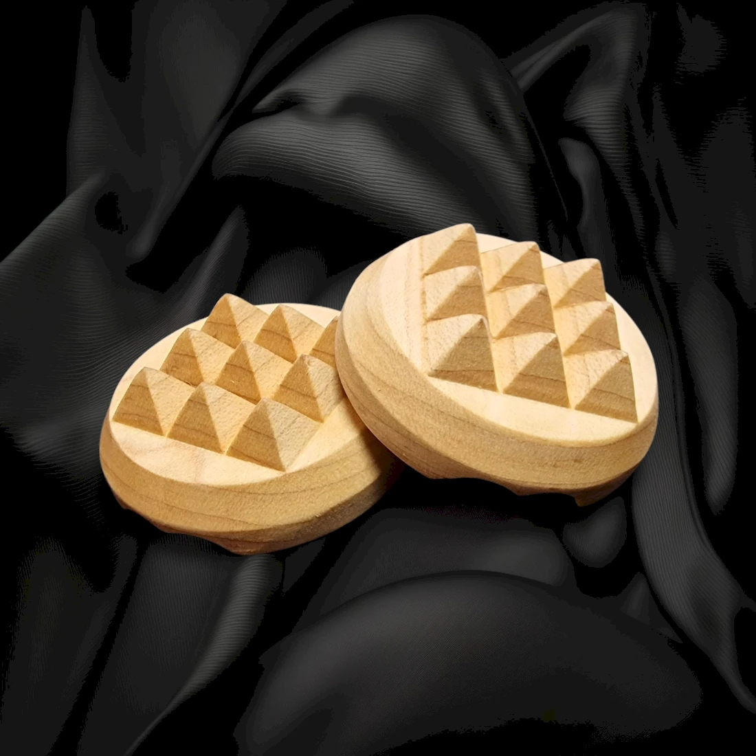 Zwei Autschis V1 aus geöltem Ahornholz mit neun Spikes